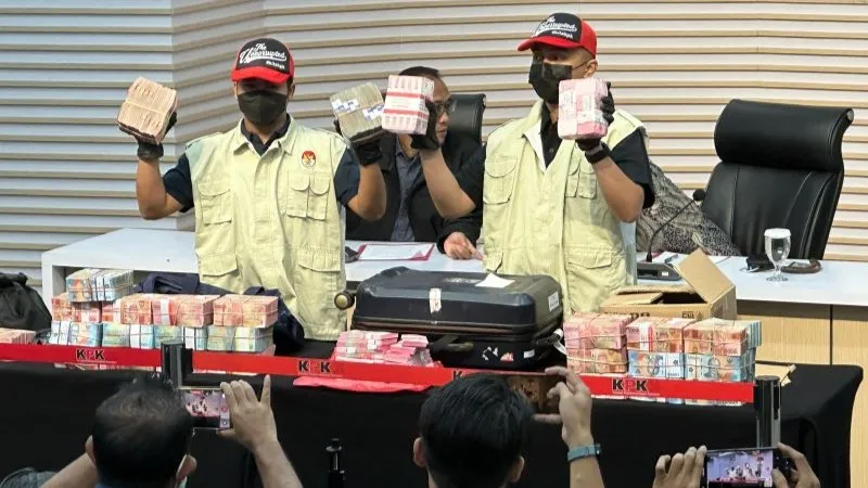 barang bukti uang tunai terkait OTT Bupati Pemalang Anom Widiyantoro