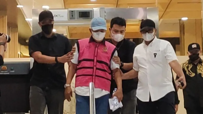 Petugas Kejaksaan Agung menggiring Nurman Herin (