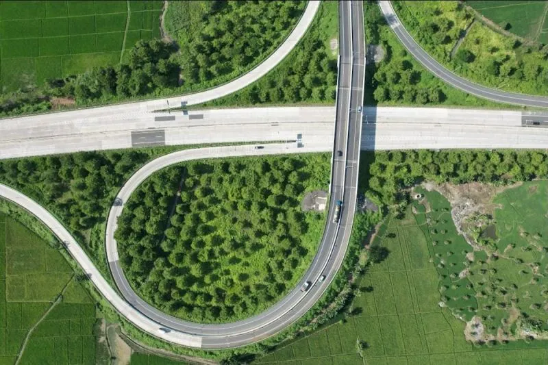 jalan tol yang menjadi bagian dari proyek infrastruktur hasil pembiayaan PT IIF