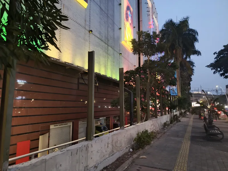 Pagar di area lobi utama Gedung Blok Plaza, Kebayoran Baru