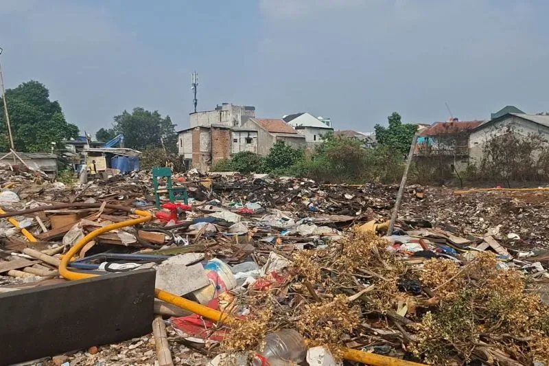 Kondisi di area bekas kebakaran lahan kosong di Jalan Penggilingan Baru Jakarta Timur