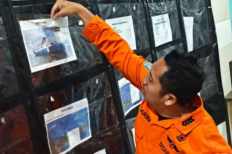 Petugas SAR menaruh dokumen informasi terkait kebakaran KMP Mutiara Santosa 2