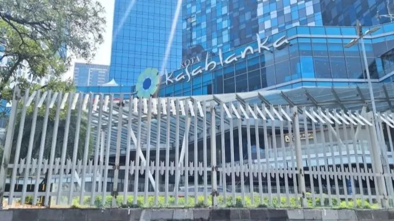 Pusat perbelanjaan Kota Kasablanka (Kokas) memasang pagar dekat pintu masuk utama 