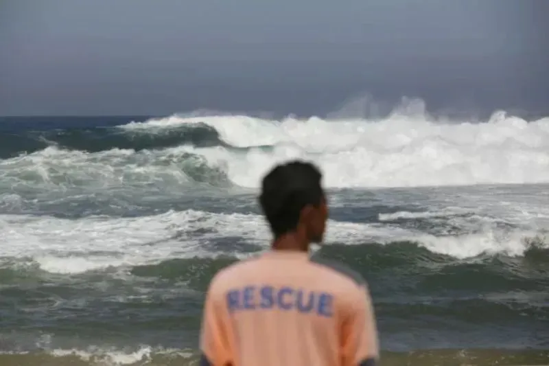 Relawan memantau ombak di Pantai Drini