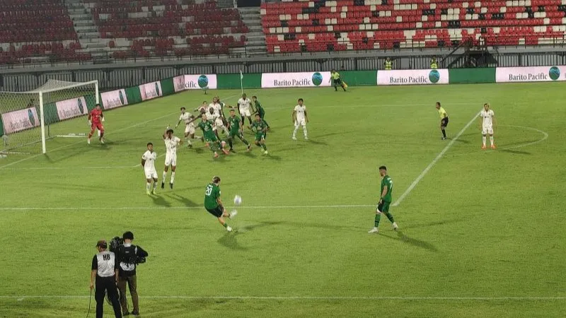 Pemain Persebaya Surabaya Diogo Sa Ramalho melakukan tendangan bebas