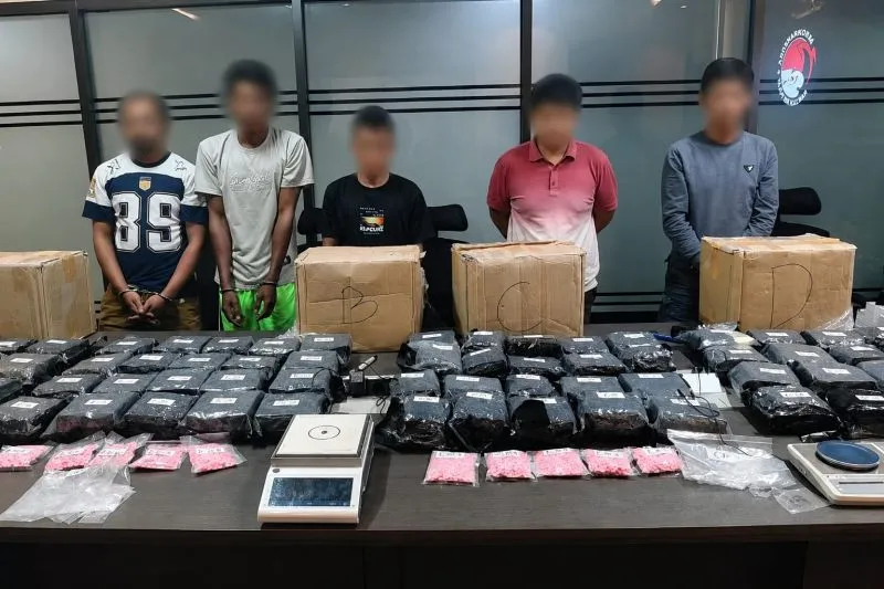 lima tersangka dalam kasus peredaran gelap 86,3 kilogram sabu dan 5.171 butir pil ekstasi