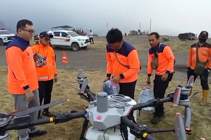 Petugas BPBD Jatim mengerahkan drone water spray Petugas BPBD Jatim mengerahkan drone water spray untuk membantu pemadaman kebakaran hutan dan lahan di kawasan Gunung Bromo. ANTARA/HO - BPBD Jatim