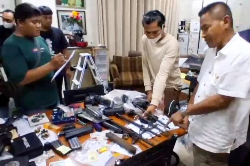 Temuan berupa sejumlah senjata api dan airsoft gun di salah satu ruangan yayasan sekolah swasta