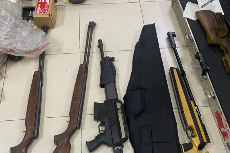 Temuan berupa sejumlah senjata api dan airsoft gun di salah satu ruangan yayasan sekolah swasta 