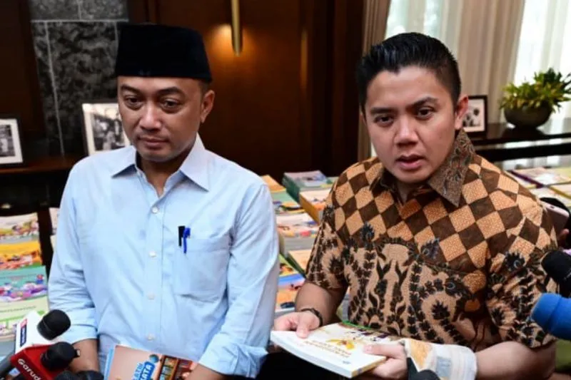 Menteri Sekretaris Negara Prasetyo Hadi (kiri) dan Sekretaris Kabinet Teddy Indra Wijaya 