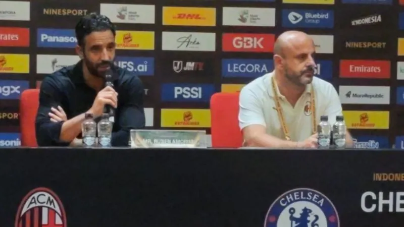 Pelatih AC Milan Ruben Amorim (pertama kiri) memberikan keterangan dalam konferensi pers seusai laga pramusim melawan Chelsea di Stadion Utama Gelora Bung Karno (SUGBK), Senayan, Jakarta, Sabtu (8/8/2026). (ANTARA/Aloysius Lewokeda)

