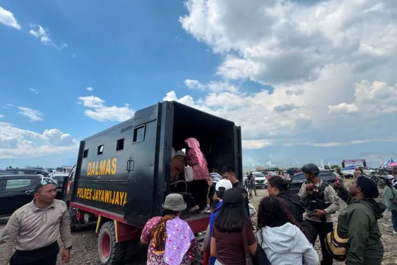 Aparat keamanan saat mengungsikan warga yang sedang berada di lokasi Festival Budaya Lembah Baliem 