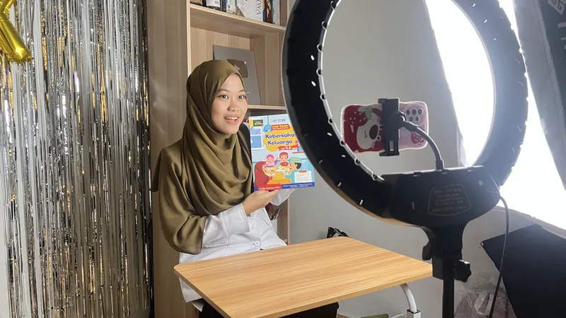 Siti Alifah Faiz saat mengulas produk bahan ajar untuk dijadikan konten affiliate di sela-sela kesibukannya sebagai guru honorer. IVOOX.ID/dok pribadi Siti Alifah Faiz