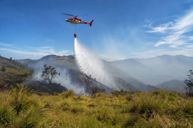 Sebuah helikopter mengambil air dari Ranu Regulo untuk melakukan water bombing di karhutla TNBTS