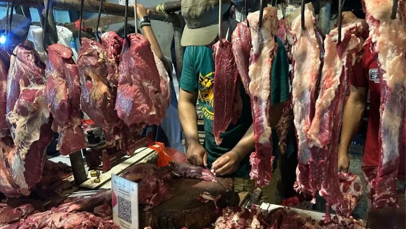 Seorang penjual memotong daging sapi di Pasar Rawasari