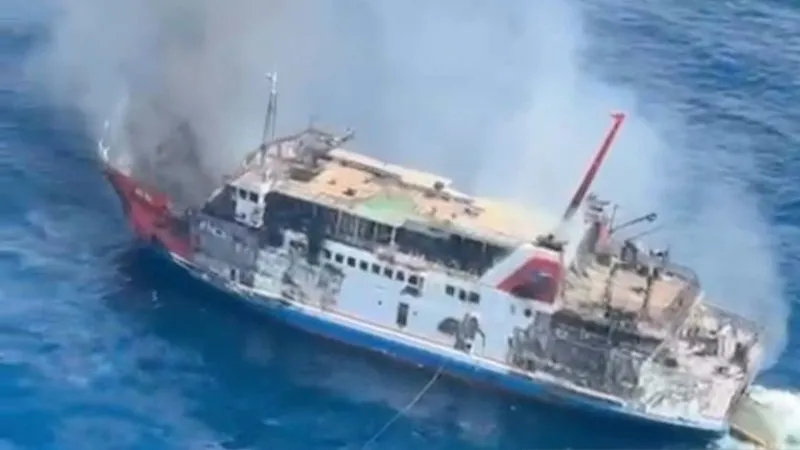 tangkapan video dari Tim SAR KMP Putri Yasmin yang terbakar di perairan Selat Lombok