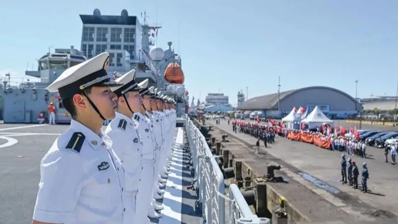 Kadet dari Angkatan Laut Tentara Pembebasan Rakyat (PLA) China 