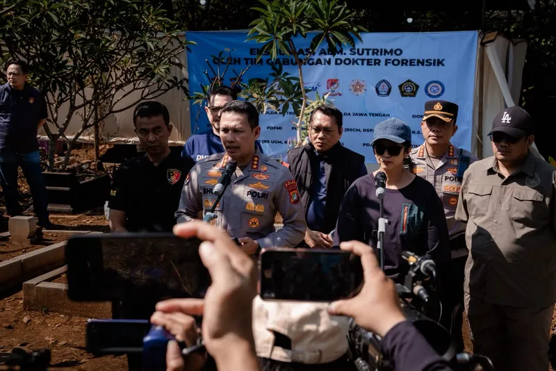Polda Metro Jaya melaksanakan ekshumasi terhadap jenazah almarhum Sutrimo 