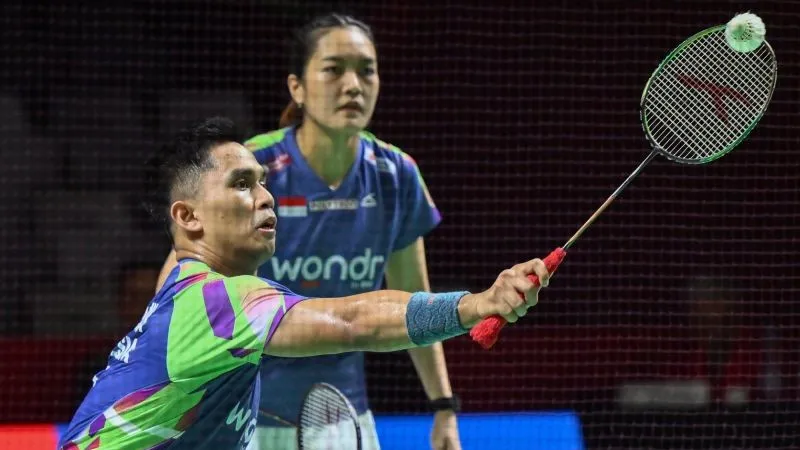 Pebulu tangkis ganda campuran Indonesia Amri Syahnawi (kiri) dan Nita Violina Marwah