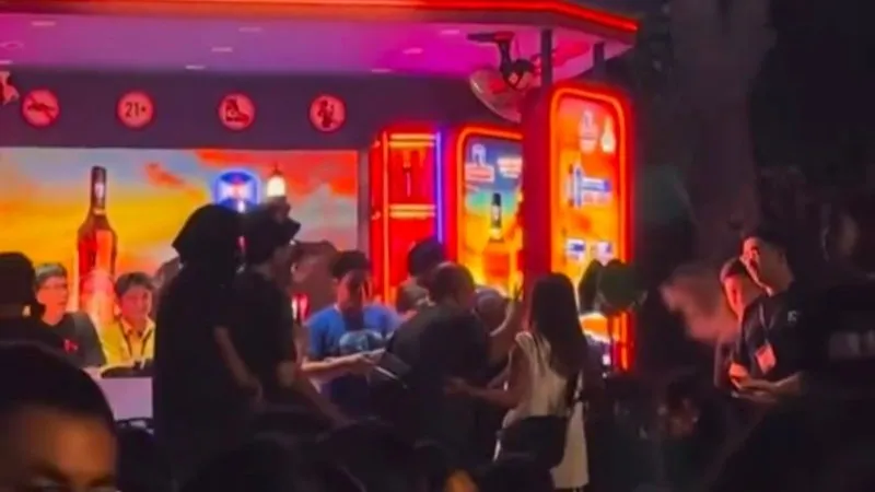 merek minuman melakukan acara tantangan atau challenge terhadap salah satu pengunjung di acara musik