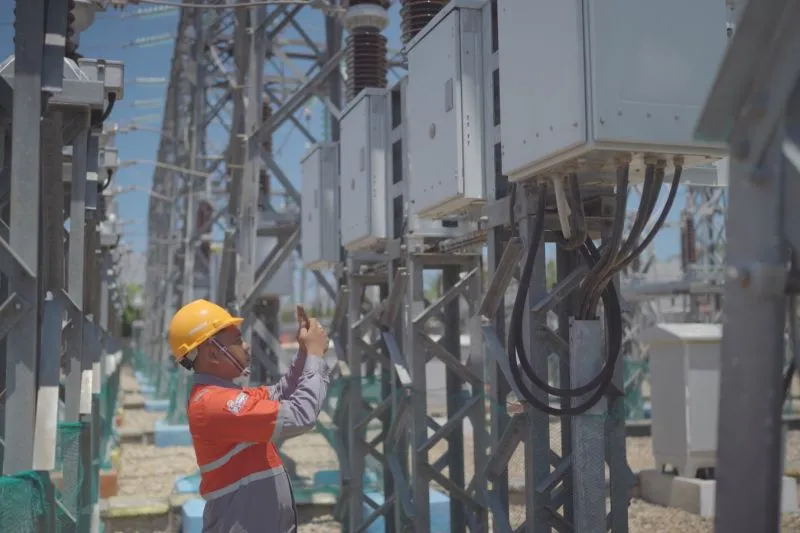 Petugas PLN melakukan inspeksi dan pengecekan 