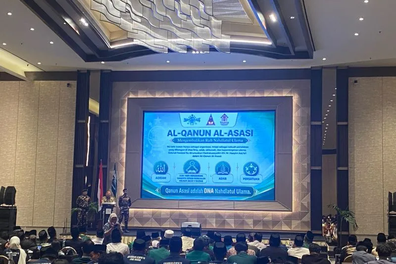 Pengasuh Pondok Pesantren Tebuireng KH Abdul Hakim Mahfudz saat memaparkan Qanun Asasi 