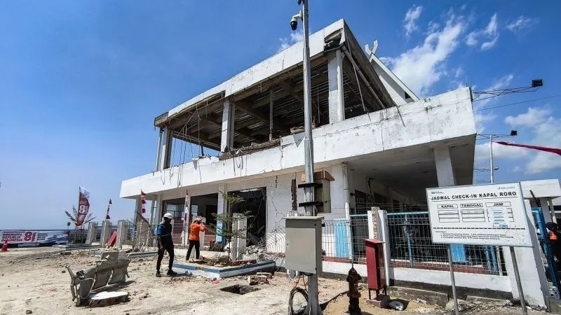 Petugas melihat kondisi bangunan Pelabuhan Laurentius Say Maumere yang rusak akibat gempa