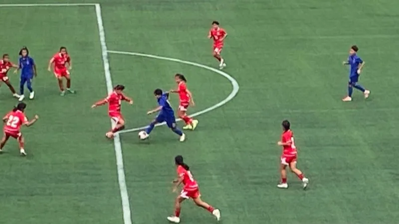 Pemain Thailand berhasil menusuk ke jantung pertahanan Timnas U-16 Indonesia Putri Nusantara