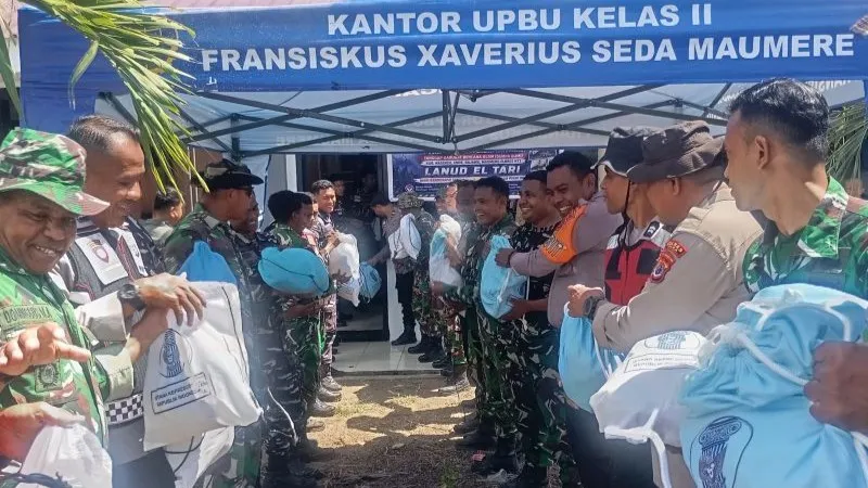 Tim petugas gabungan menerima bantuan logistik untuk korban gempa NTT