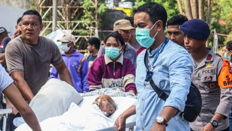 Petugas kepolisian dan relawan mengevakuasi pasien terdampak gempa di halaman RS Siloam Labuan Bajo