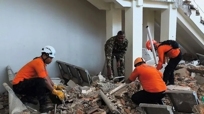 Petugas melakukan penyisiran bangunan Pelabuhan Laurentius Say Maumere yang rusak akibat gempa