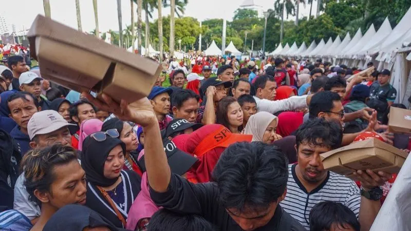 Sejumlah warga mengantre mendapatkan hidangan dalam pesta rakyat