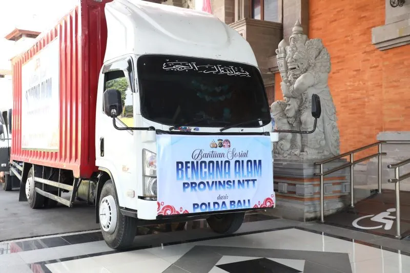 Truk berisi bantuan kemanusiaan bagi korban terdampak gempa NTT