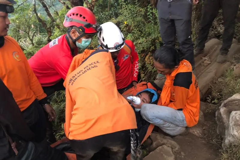 evakuasi terhadap seorang korban pendaki Gunung Bawakaraeng
