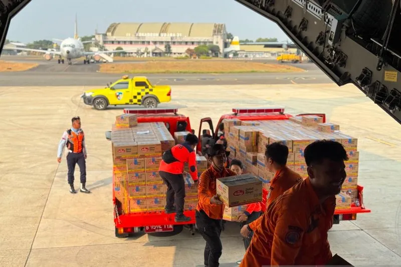 bantuan logistik di Pos Pendukung Logistik Nasional Halim Perdanakusuma