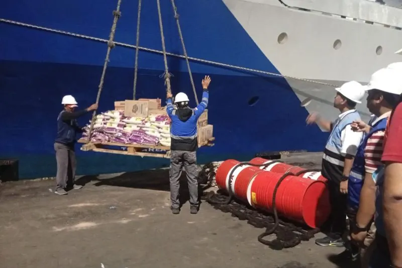 Petugas Pelni memasukan bantuan logistik untuk korban gempa NTT Petugas Pelni memasukan bantuan logistik untuk korban gempa Nusa Tenggara Timur (NTT) yang akan diberangkatkan menggunakan KM Tidar dari Pelabuhan Tanjung Perak, Surabaya menuju wilayah terdampak di Surabaya, Jatim, Minggu (16/8/2026) malam. ANTARA/HO-Pelni