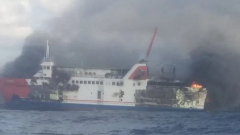 tangkapan layar video dari Tim SAR saat KMP Putri Yasmin terbakar 