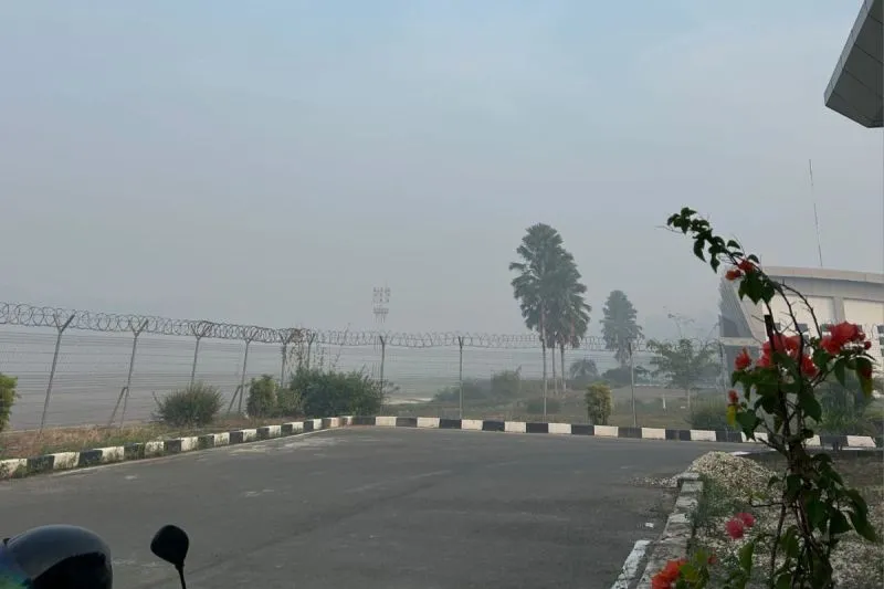 Kabut asap dengan jarak pandang sekitar 1000 meter menutup kawasan Bandara Haji Muhammad Sidik