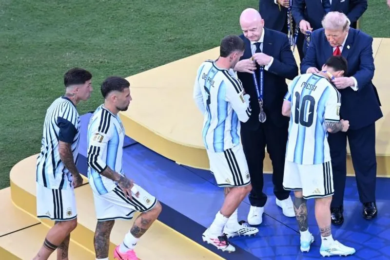 memberikan medali juara kedua Piala Dunia 2026 kepada kapten Timnas Argentina Lionel Messi 