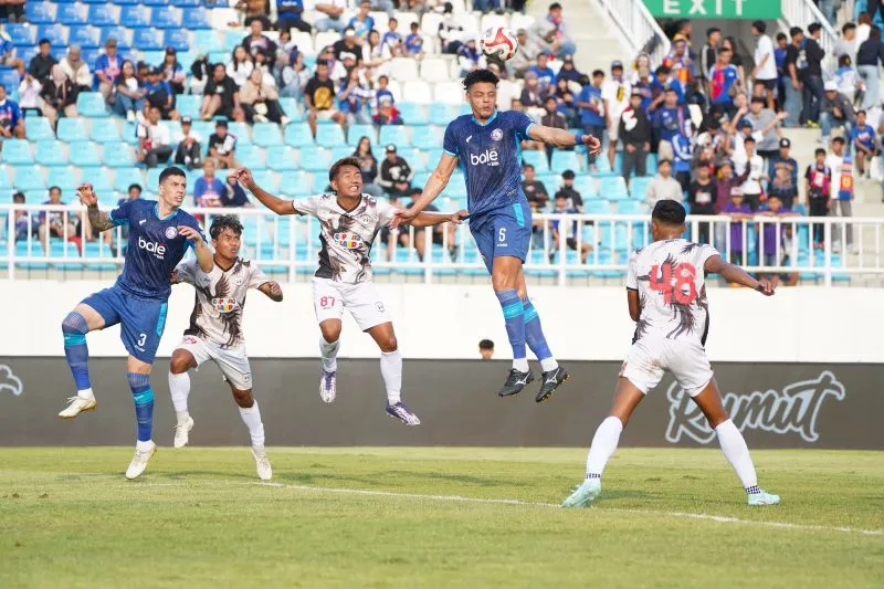 Pemain Arema FC Wallison Maia Pemain Arema FC Wallison Maia mencoba memenangkan perebutan bola dengan para pemain Rans Nusantara FC saat laga uji coba yang diselenggarakan di Stadion Kanjuruhan, Kabupaten Malang, Jawa Timur, Sabtu (22/8/2026). ANTARA/HO-MO Arema FC