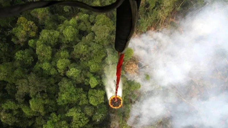 Helikopter milik Badan Nasional Penanggulangan Bencana (BNPB) melakukan "water bombing"