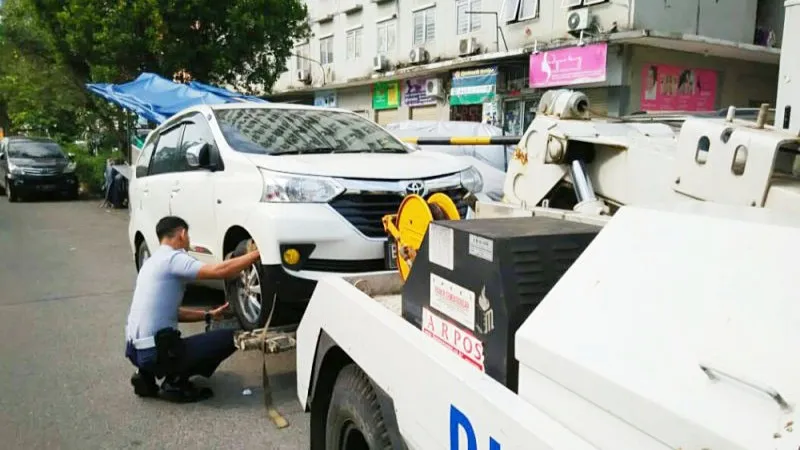 Petugas Derek DInas Perhubungan DKI Jakarta 