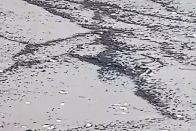 Pencemaran lingkungan berupa material dugaan minyak mentah di area bibir pantai Cemarajaya