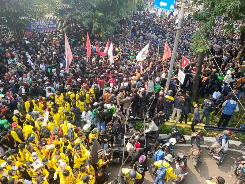 demonstran melakukan aksi unjuk rasa di depan Gedung DPR