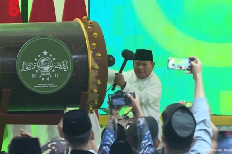 Presiden Prabowo Subianto memukul bedug 