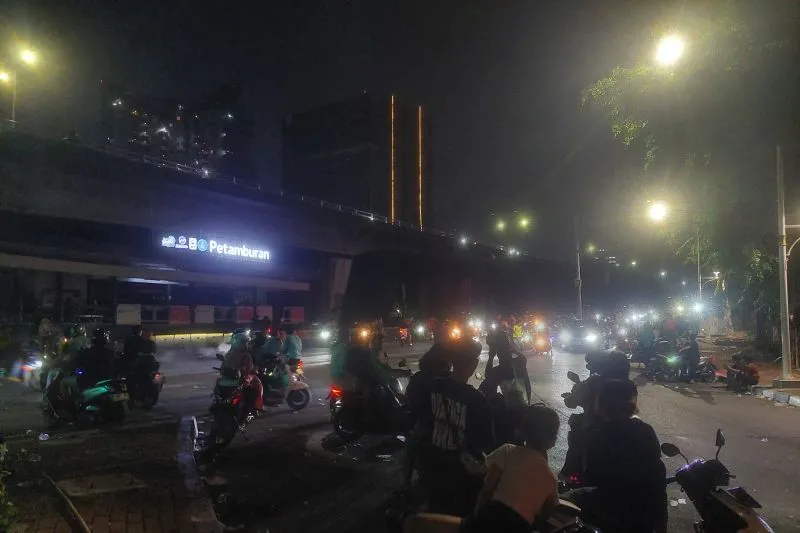 Massa masih berkerumun di kawasan Slipi