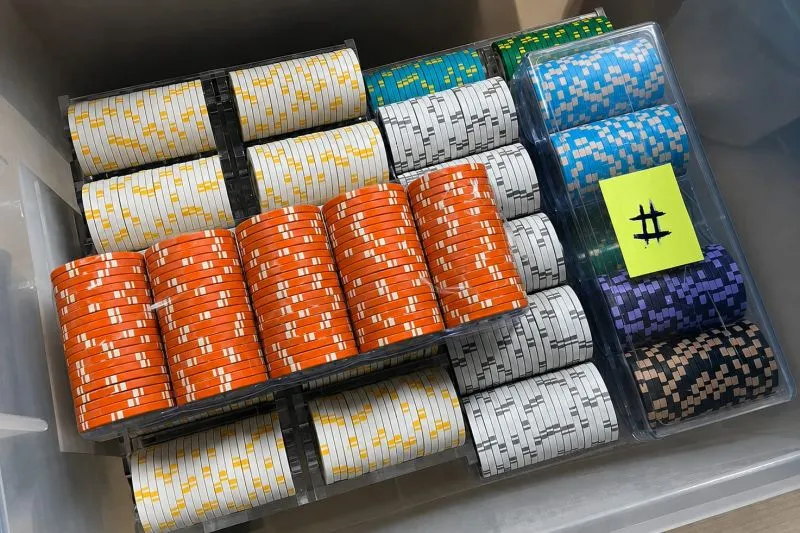 Barang bukti berupa chip poker 