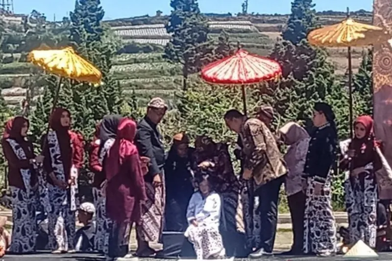 Prosesi ruwatan anak berambut gimbal dalam kegiatan Dieng Culture Festival (DCF) 2026