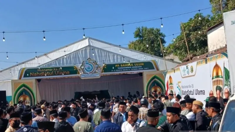 Massa melakukan unjuk rasa di area Muktamar Ke-35 