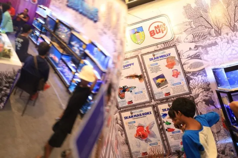 Sejumlah pengunjung mengamati ikan hias pada stand pameran UMKM Milenial Fest 2026